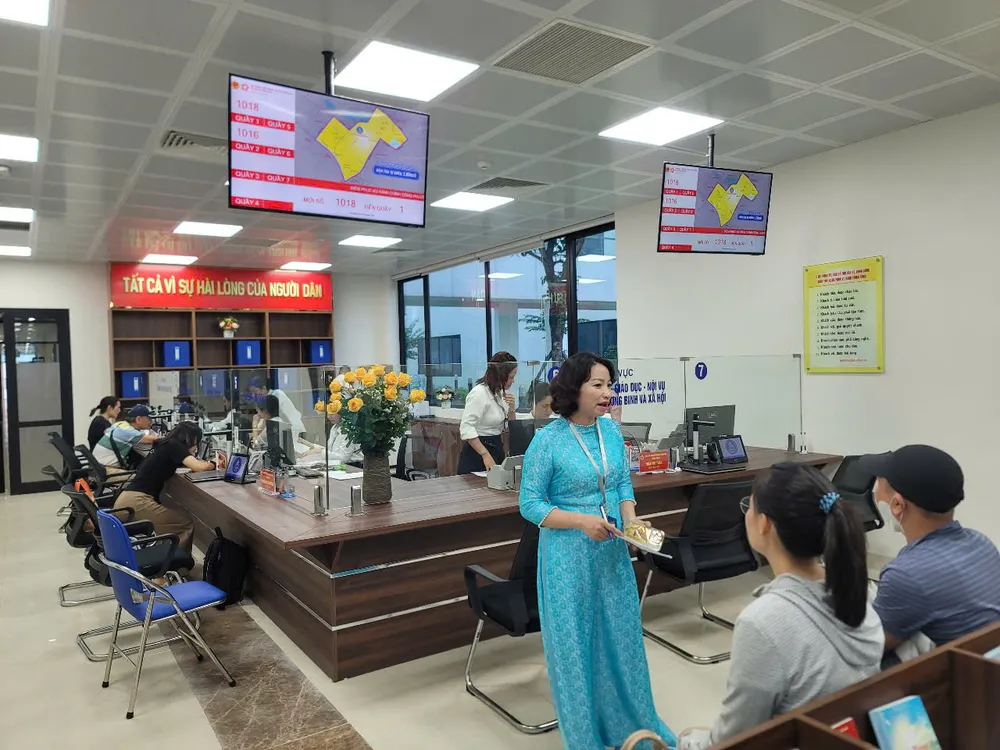 Cán bộ phường Đống Đa tư vấn hướng dẫn người dân khi tới làm thủ tục hành chính. Ảnh: QUỐC KHÁNH z6760150134140_53cb8da4e108404d26831c361ca40fe9.jpg