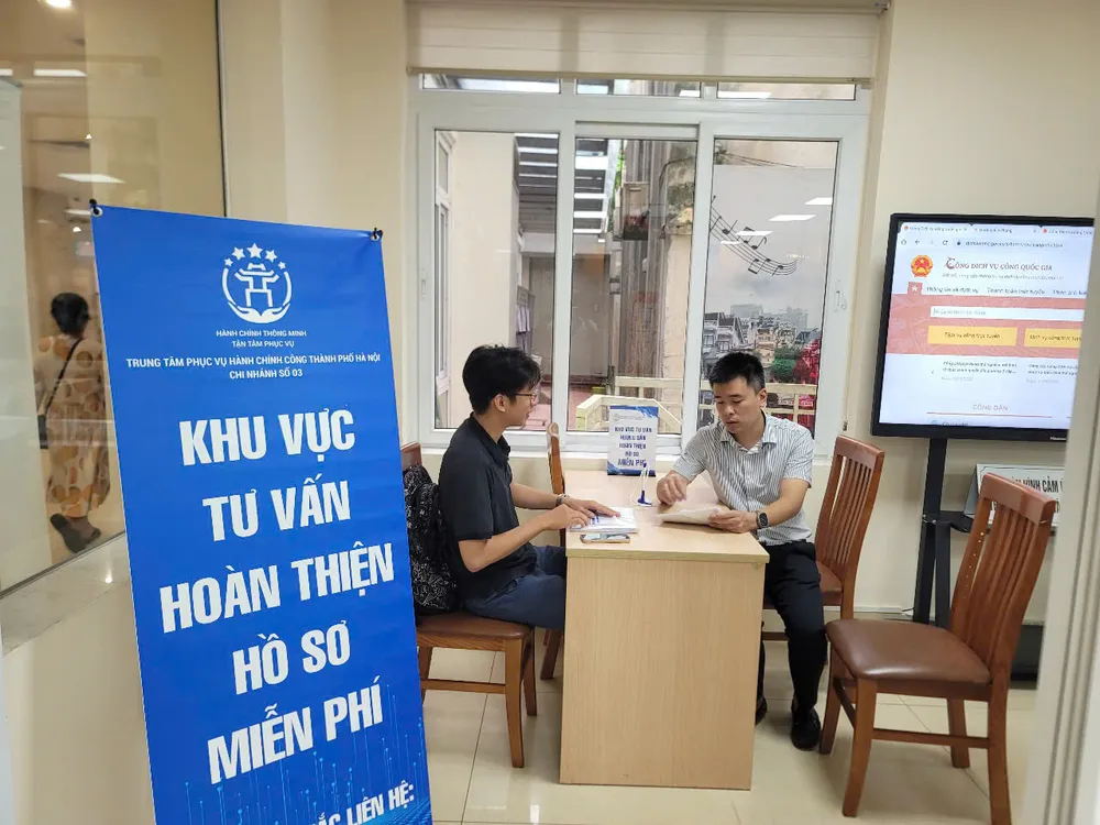 Khu vực tư vấn, hỗ trợ người dân tới làm thủ tục hành chính ở phường Hoàn Kiếm. Ảnh: QUỐC KHÁNH z6760150149239_95450f8032ba3066b220d0f3f206708b.jpg