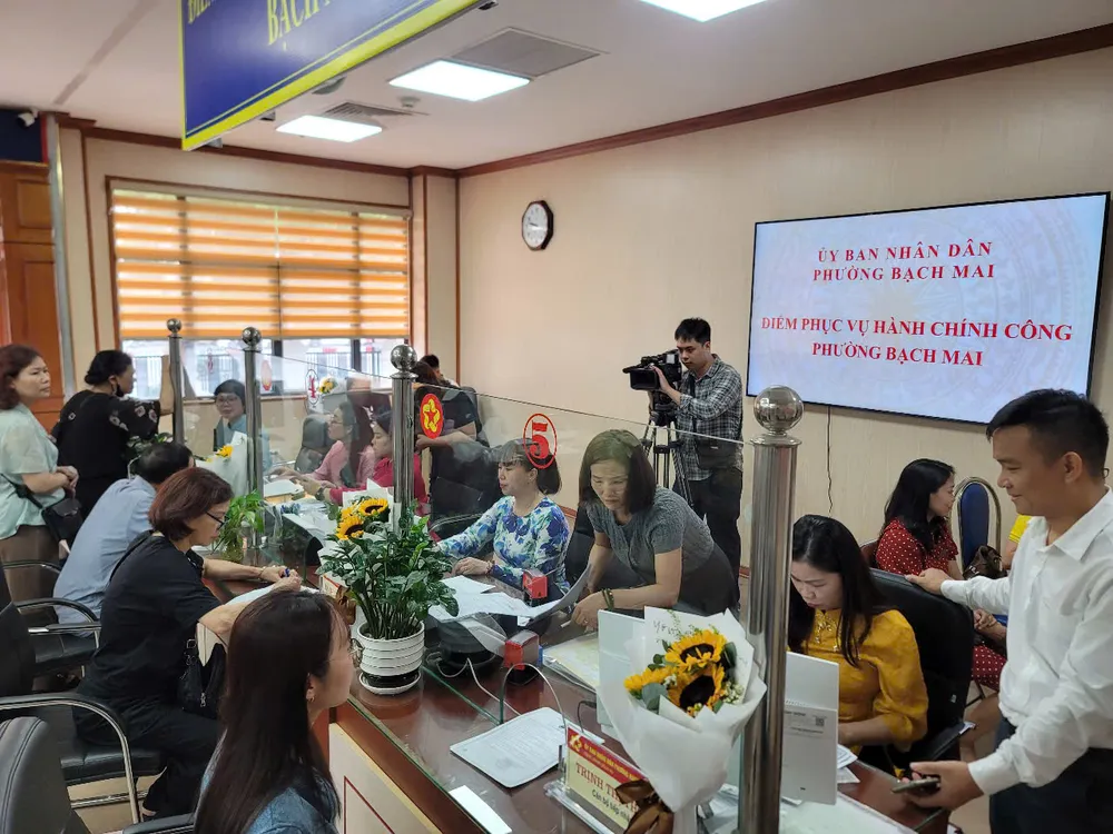 Điểm phục vụ hành chính công phường Bạch Mai trong sáng 1-7 có khá đông người dân tới làm thủ tục hành chính. Ảnh: QUỐC KHÁNH z6760150158212_d3b07196388bef4305f5db083cc38c59.jpg