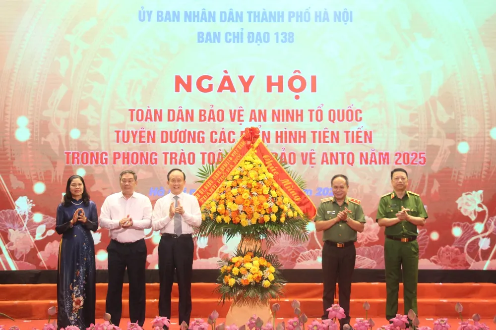 Chủ tịch HĐND TP Hà Nội Nguyễn Ngọc Tuấn tặng hoa chúc mừng “Ngày hội toàn dân bảo vệ an ninh Tổ quốc” 1.jpg