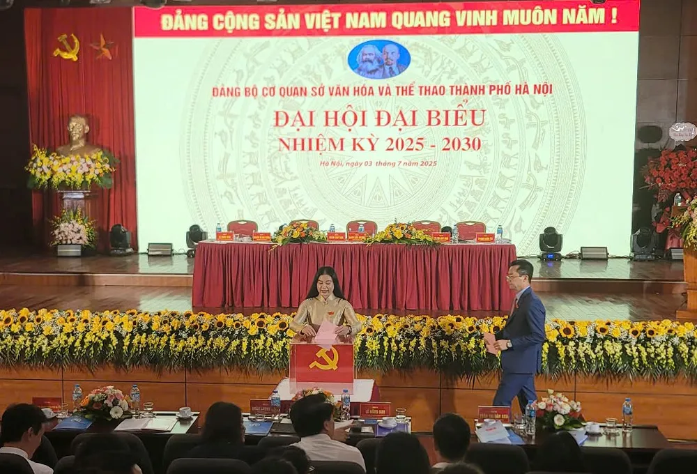 Đại biểu dự đại hội thực hiện bỏ phiếu bầu Ban Chấp hành Đảng bộ cơ quan Sở VH-TT Hà Nội z6767874968929_80acce22cb29490b77f5c7b30a936ca9.jpg