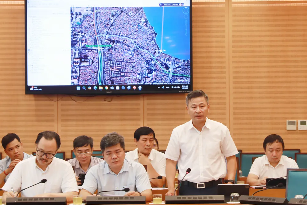 Ông Nguyễn Phi Thường, Giám đốc Sở Xây dựng Hà Nội báo cáo tại cuộc họp 1.jpg