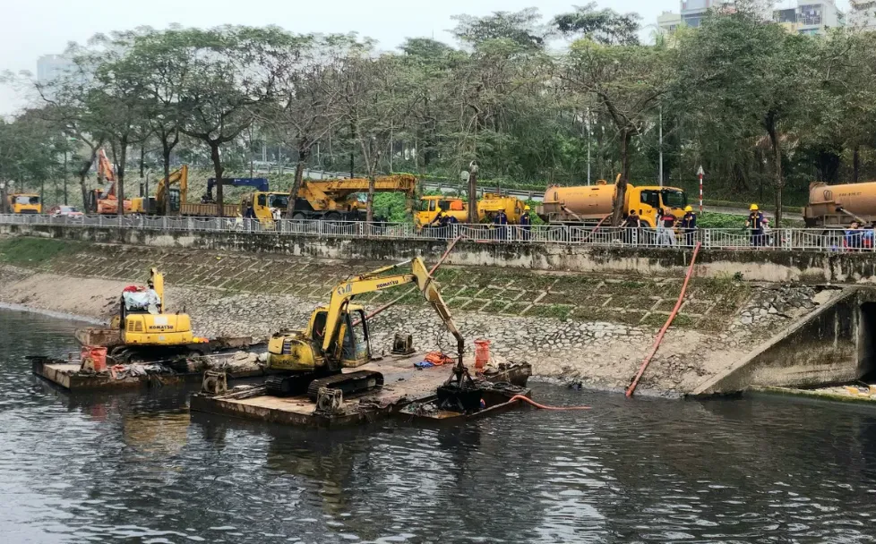 Lực lượng chức năng đang tập trung nạo vét, cải tạo, vệ sinh môi trường sông Tô Lịch 3 (2).png