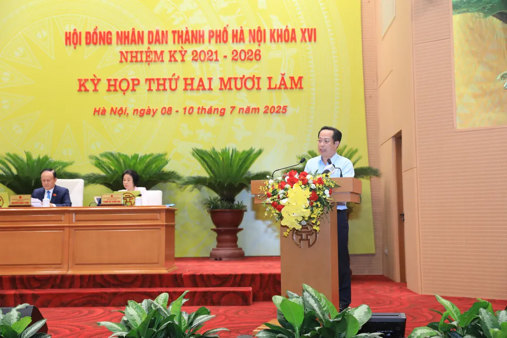 Giám đốc Sở GD-ĐT Hà Nội Trần Thế Cương trình bày tờ trình về nghị quyết tại kỳ họp thứ 25 của HĐND TP Hà Nội 2b5a0253-1752066954016227834287.jpg