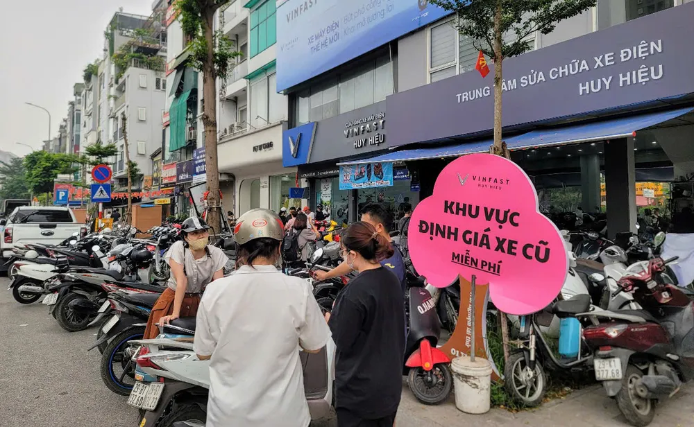 하노이의 한 매장에서는 사람들이 가솔린 오토바이에서 전기 오토바이로 전환할 수 있도록 돕는 프로그램을 운영하고 있습니다. z6806876325163_0740743442b9c534c13519cecc363f81.jpg
