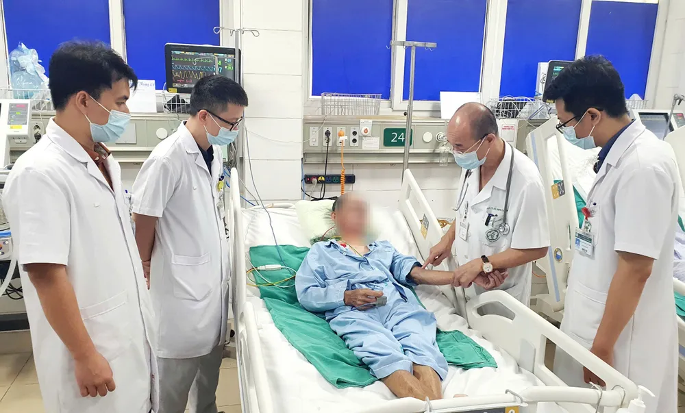 Các bác sĩ thăm khám cho bệnh nhân nhiễm liên cầu khuẩn heo đang điều trị tại Bệnh viện Bạch Mai 9c1ef0e5-a395-496f-9890-fdf4e91dcac6_mceu_9731817911752637578805.jpg