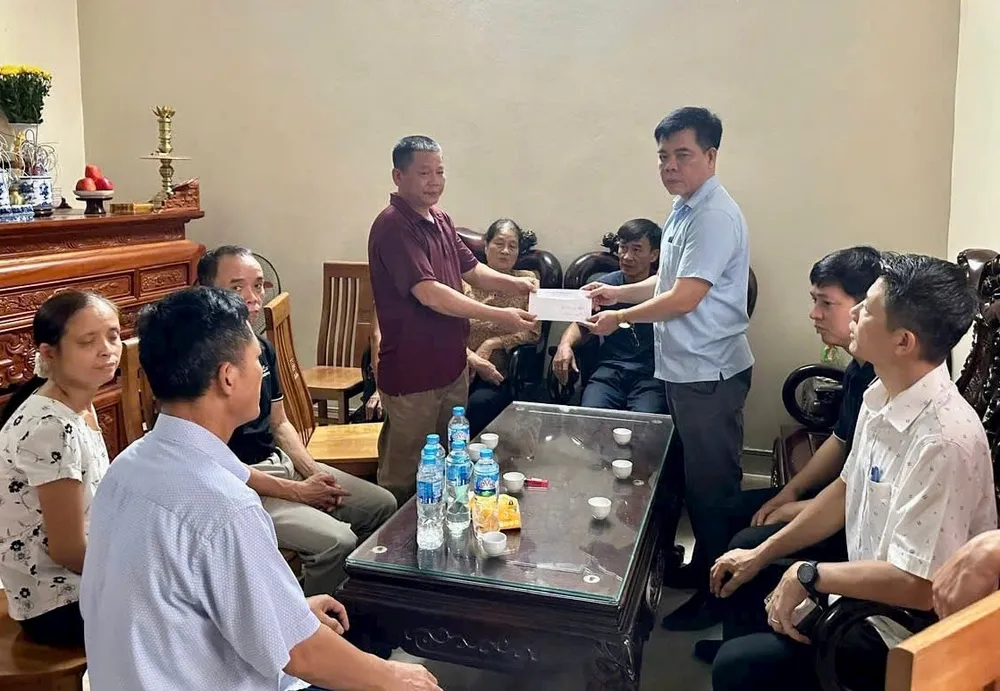 Lãnh đạo xã Hồng Vân thăm hỏi, động viên, hỗ trợ gia đình có người gặp nạn trong vụ lật tàu Vịnh Xanh 58 22.jpg