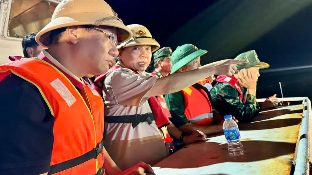 Phó Thủ tướng Trần Hồng Hà và lãnh đạo tỉnh Quảng Ninh tại hiện trường trực tiếp chỉ đạo việc cứu nạn, tìm kiếm z6822092339340_25ed48966b2885e760b90e166b0ebc6f.jpg