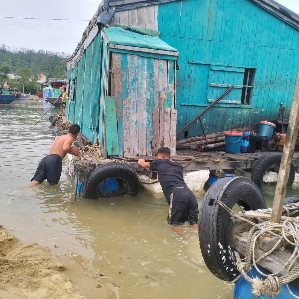 Người dân vận chuyển nhà nổi vào nơi an toàn để phòng chống bão số 3. Ảnh: THU BÁU IMG_20250721_111904.jpg