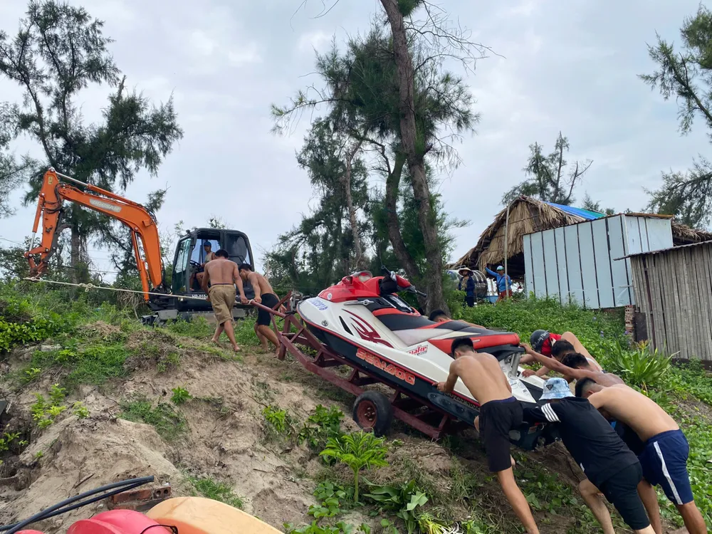 Người dân tại Cô Tô vận chuyển phương tiện về nơi tránh trú bão an toàn. Ảnh: THU BÁU IMG_20250721_111918.jpg