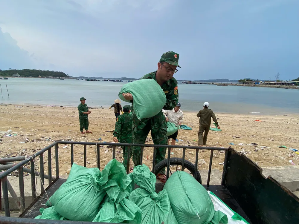 Các chiến sĩ vận chuyển bao cát giúp đỡ người dân ở Cô Tô chống bão số 3. Ảnh: THU BÁU IMG_20250721_112203.jpg