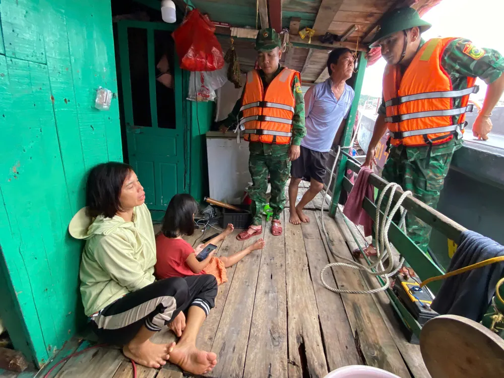 Cán bộ chiến sĩ tại Đặc khu Cô Tô tuyên truyền cho người dân thực hiện các biện pháp phòng chống bão số 3. Ảnh: THU BÁU IMG_20250721_112216.jpg
