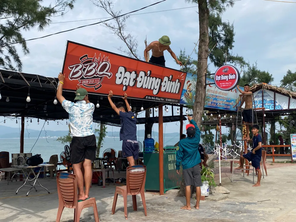 Các hàng quán tại Cô Tô thực hiện các biện pháp ứng phó bão số 3. Ảnh: THU BÁU IMG_20250721_112224.jpg