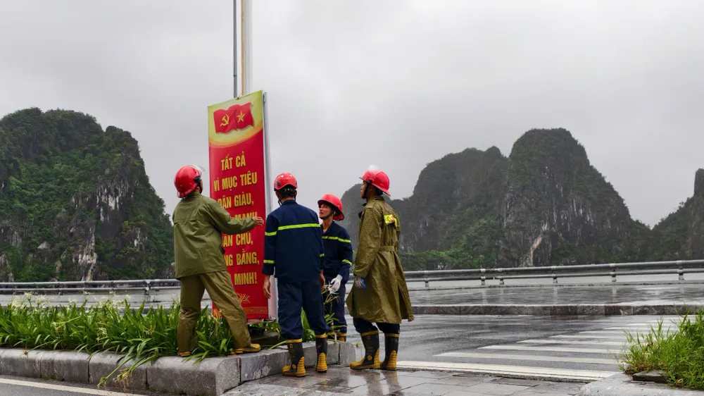 Lực lượng chức năng tiến hành khắc phục sữa chữa một tấm pano ở Hạ Long bị hư hỏng do bão số 3 gây ra 522665974_1206643114832145_1185276492427951620_n.jpg
