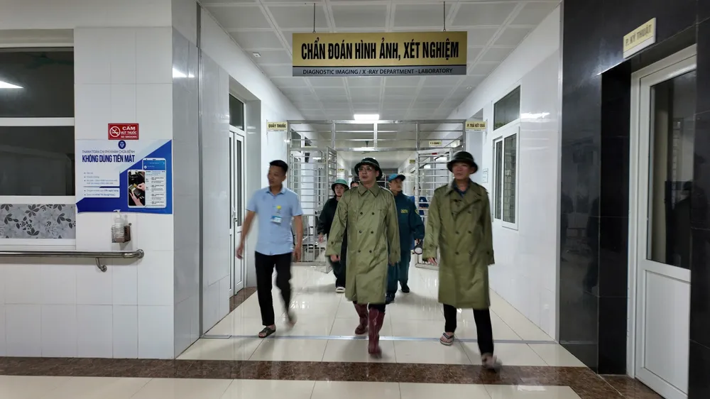 Lực lượng chức năng tại đặc khu Cô Tô kiểm tra công tác phòng chống bão tại Trung tâm y tế Cô Tô đêm 21-7. Ảnh: THU BÁU z6828104347428_dc6caa4cc3b1098f384c065e72af6239.jpg