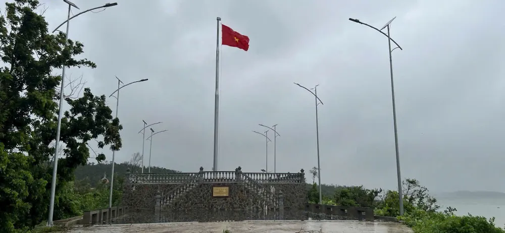 Cột cờ chủ quyền trên đảo Thanh Lân ở đặc khu Cô Tô vững vàng sau một đêm mưa bão z6828568944068_45c4bd96c7eb740e0d400b15ada9abcb.jpg