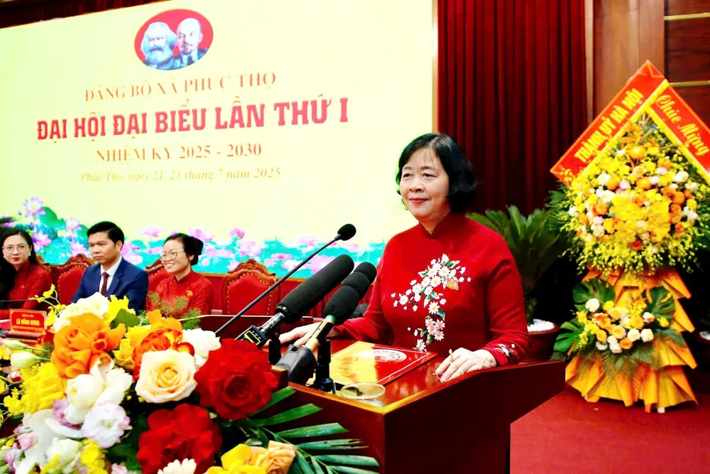 Đồng chí Bùi Thị Minh Hoài, Ủy viên Bộ Chính trị, Bí thư Thành ủy Hà Nội phát biểu tại Đại hội đại biểu lần thứ 1 Đảng bộ xã Phúc Thọ 2.jpg