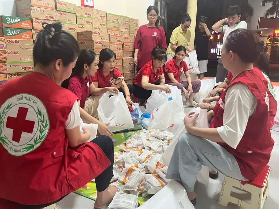 Lực lượng chữ thập đỏ Nghệ An chuẩn bị hàng cứu trợ người dân vùng lũ 522509625.jpg