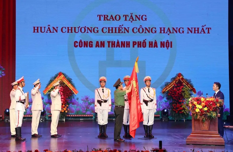 Bộ trưởng Bộ Công an Lương Tam Quang trao Huân chương Chiến công hạng Nhất tặng Công an TP Hà Nội 2.jpg