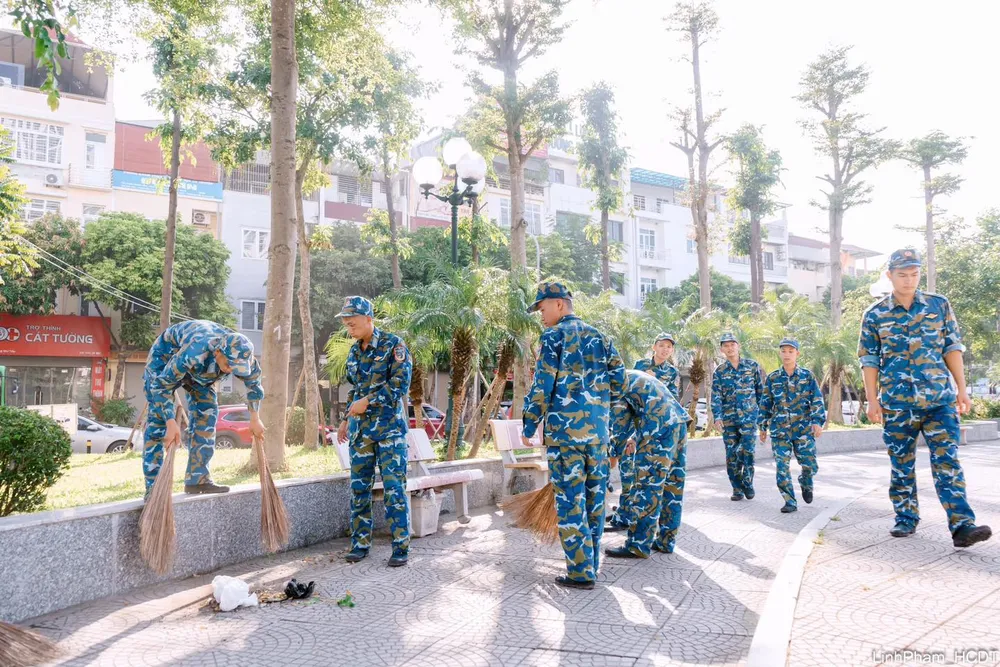 Cán bộ, chiến sĩ nhiều đơn vị quân đội trên địa bàn Hà Nội tham gia tổng vệ sinh môi trường 526262895_1156762259826900_5250391503323008767_n.jpg