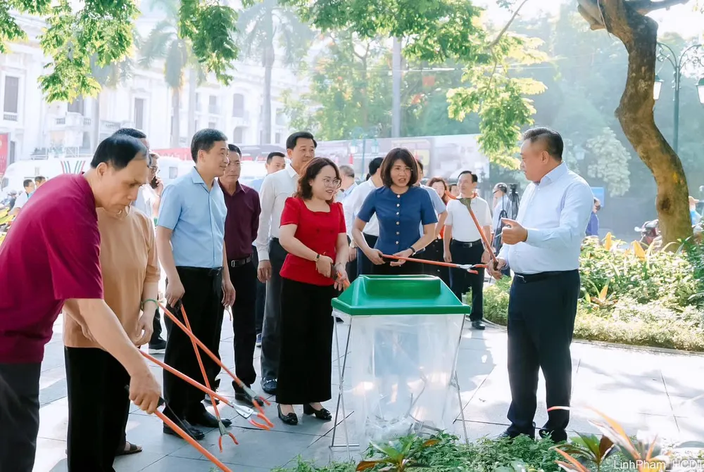Chủ tịch UBND TP Hà Nội tham gia vệ sinh môi trường với người dân thành phố 526309937_1156762026493590_4002111036581324762_n.jpg