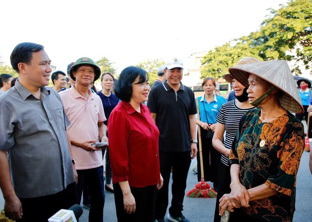 Bí thư Thành ủy Hà Nội Bùi Thị Minh Hoài trò chuyện với người dân phường Xuân Đỉnh tại lễ ra quân vệ sinh môi trường TP Hà Nội 526641561_1156761939826932_3727030575610222234_n.jpg