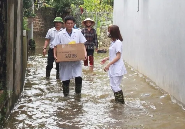 Vận chuyển thuốc chữa bệnh xuống vùng lũ lụt để cấp phát cho bà con y-te-1jpg-17270770593371162957835.jpg