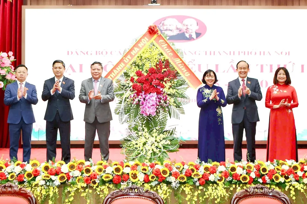 Đồng chí Bùi Thị Minh Hoài tặng hoa chúc mừng đại hội 3.jpg
