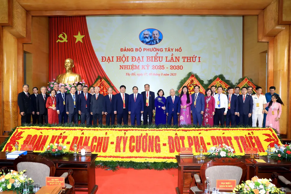 Thủ tướng Phạm Minh Chính và lãnh đạo TP Hà Nội chụp hình lưu niệm với các đại biểu dự Đại hội đại biểu lần thứ nhất Đảng bộ phường Tây Hồ. Ảnh: VIẾT CHUNG z6886002572311_dd0928af96faa53f1fde431f93215d20.jpg