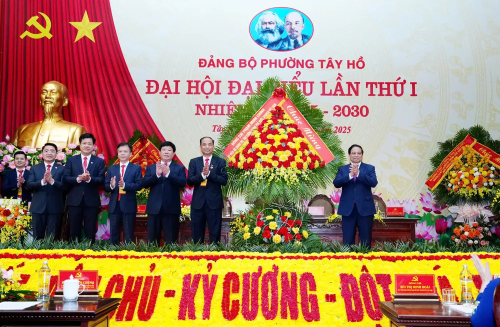 Thủ tướng Phạm Minh Chính tặng hoa chúc mừng Đại hội đại biểu lần thứ nhất Đảng bộ phường Tây Hồ. Ảnh: VIẾT CHUNG z6886002607842_8f3842090e58a3c154cd3b2b8b8f4bc9.jpg