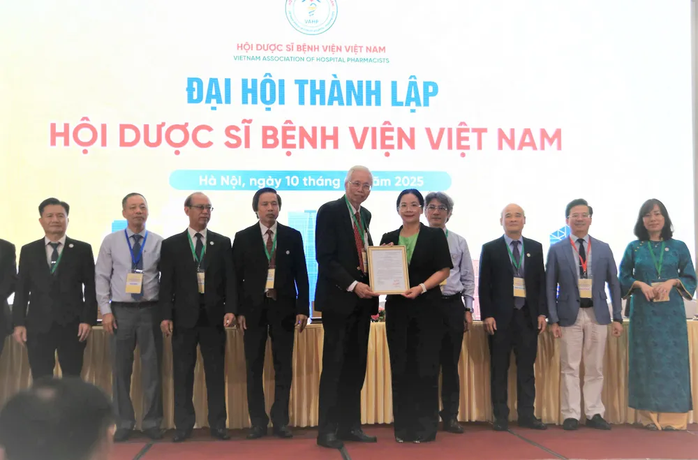 Đại diện Bộ Nội vụ trao quyết định thành lập Hội Dược sĩ bệnh viện Việt Nam cho PGS-TS Lê Văn Truyền, nguyên Thứ trưởng Bộ Y tế, Trưởng Ban vận động thành lập Hội Dược sĩ bệnh viện Việt Nam z6892160353052_e16e532303162e9dde6029083a479a36.jpg