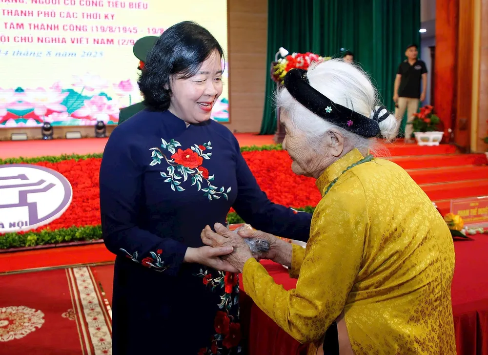Đồng chí Bùi Thị Minh Hoài, Bí thư Thành ủy TP Hà Nội thăm hỏi đại biểu Bà mẹ Việt Nam Anh hùng 2.jpeg