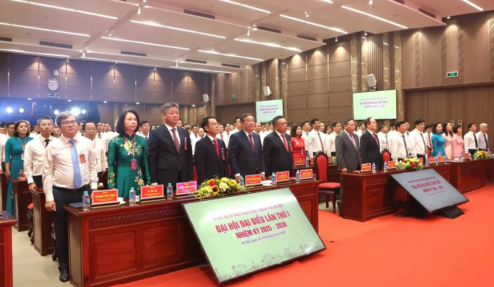 Các đại biểu thực hiện nghi thức chào cờ tại đại hội 2.jpg