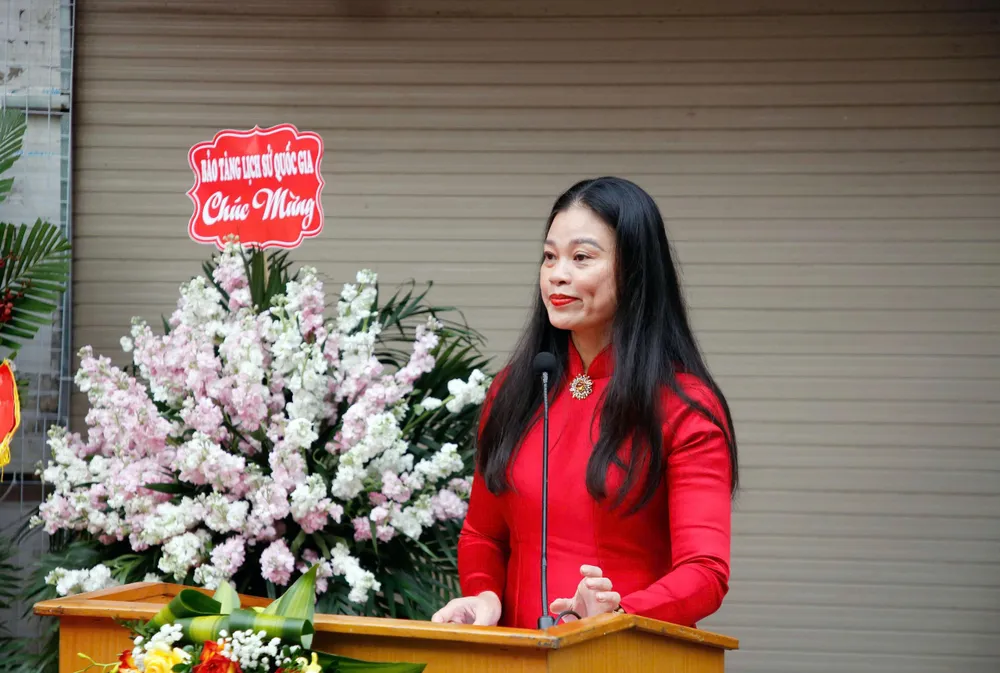 Bà Bạch Liên Hương, Giám đốc Sở VH-TT Hà Nội phát biểu giới thiệu về triển lãm trưng bày tại di tích 48 Hàng Ngang. Ảnh: VIẾT CHUNG IMG_20250818_105324.jpg