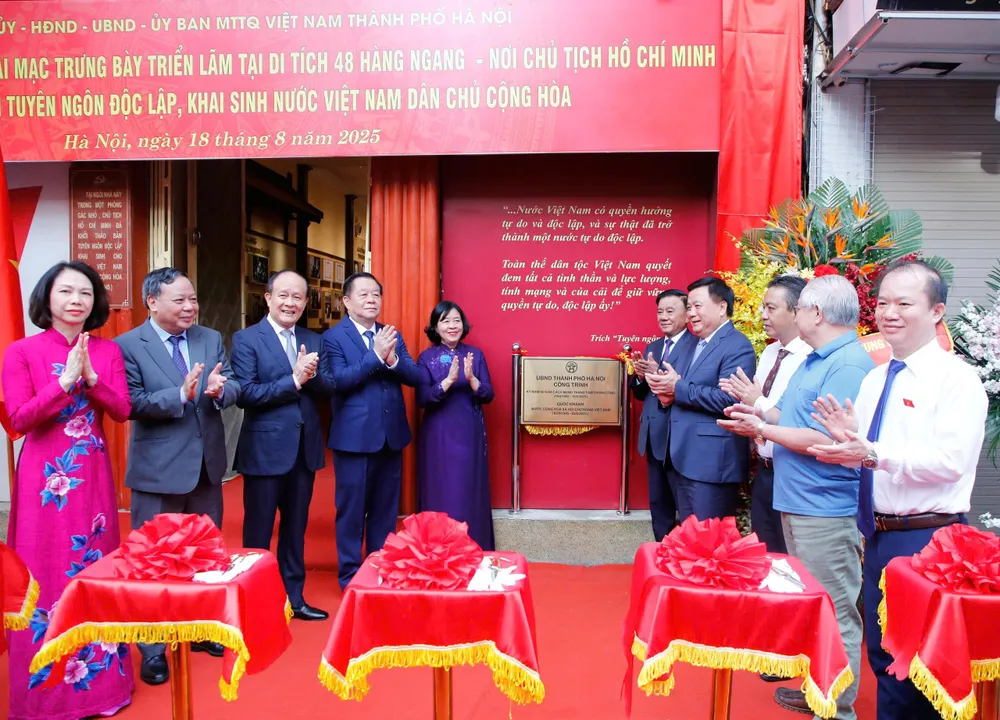 Các đồng chí lãnh đạo Trung ương và TP Hà Nội thực hiện mở biển tên công trình 48 Hàng Ngang. Ảnh: VIẾT CHUNG IMG_20250818_105343.jpg