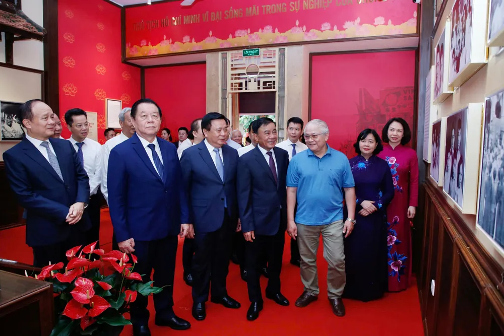 Nhiều hình ảnh và tư liệu quý về Bác Hồ và Cách mạng Tháng Tám đang được trưng bày di tích 48 Hàng Ngang. Ảnh: VIẾT CHUNG IMG_20250818_105350.jpg