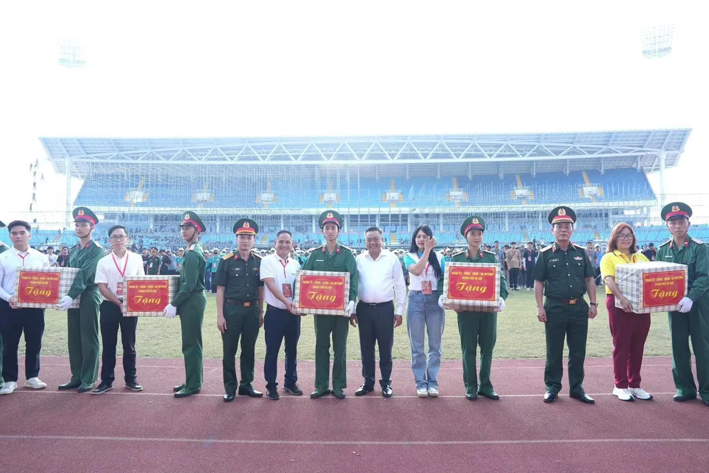 Chủ tịch UBND TP Hà Nội tặng quà các khối lực lượng đang luyện tập ở Cung liên hợp thể thao Mỹ Đình cho sự kiện A80 536293833_1171673358335790_8716914273521953599_n.jpg