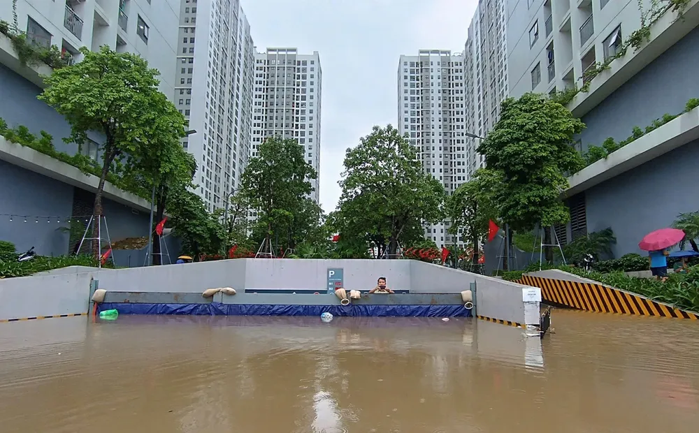 Nước ngập mênh mông tại một khu chung cư ở phường Cổ Nhuế 1.jpg