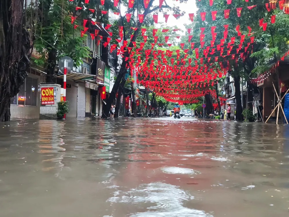 Mưa lớn khiến nhiều tuyến đường phố ở Hà Nội bị ngập lụt nghiêm trọng 2.jpg