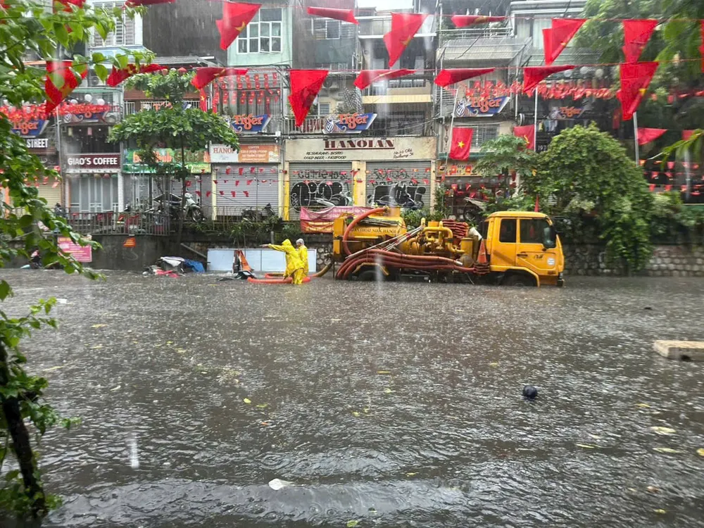 Lực lượng chức năng của Công ty thoát nước Hà Nội đang xử lý một "điểm nóng" về ngập lụt 3.jpg