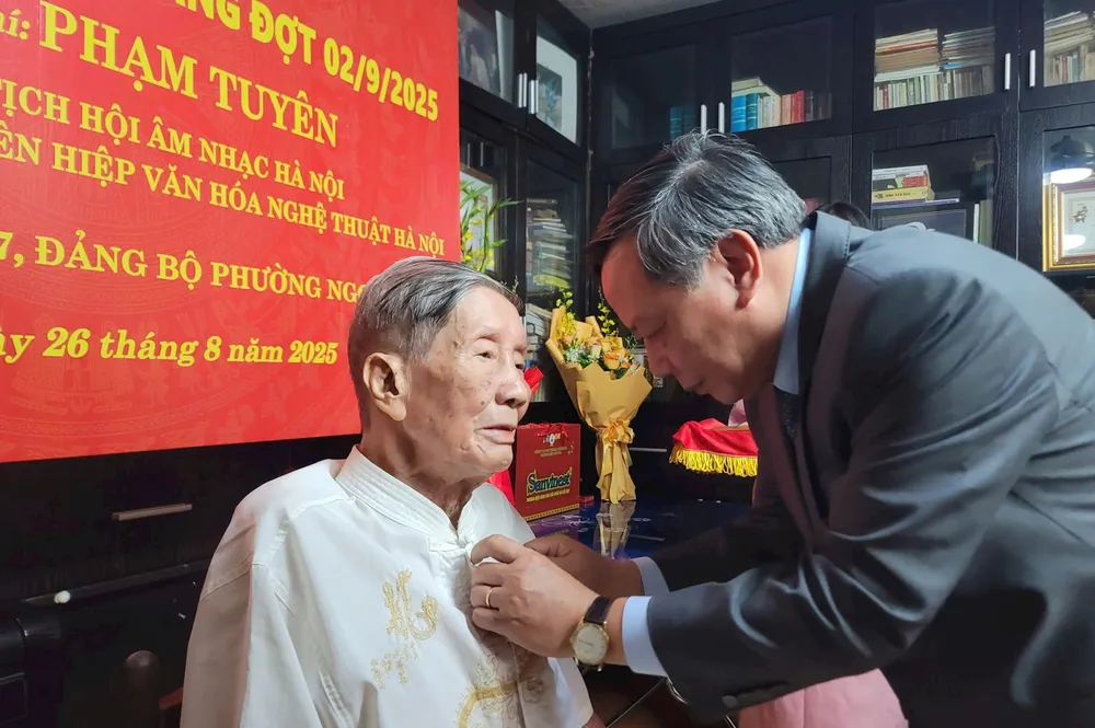 Phó Bí thư Thường trực Thành ủy Hà Nội Nguyễn Văn Phong trân trọng trao tặng Huy hiệu 75 tuổi Đảng tới nhạc sĩ Phạm Tuyên 5.jpg