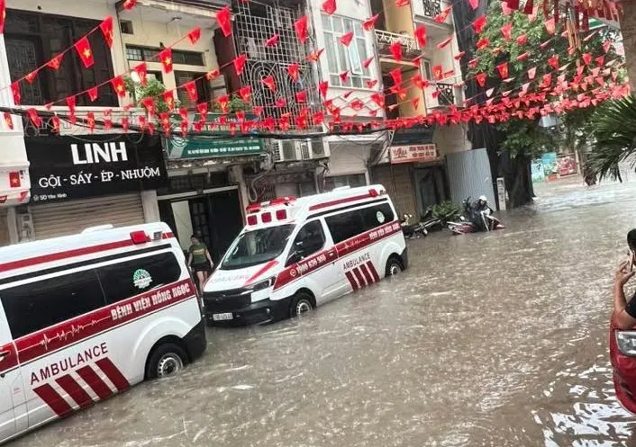 Một tuyến phố của Hà Nội bị ngập lụt do mưa lớn sau bão số 5 536273449_2173215059849110_3540939701834399108_n.jpg
