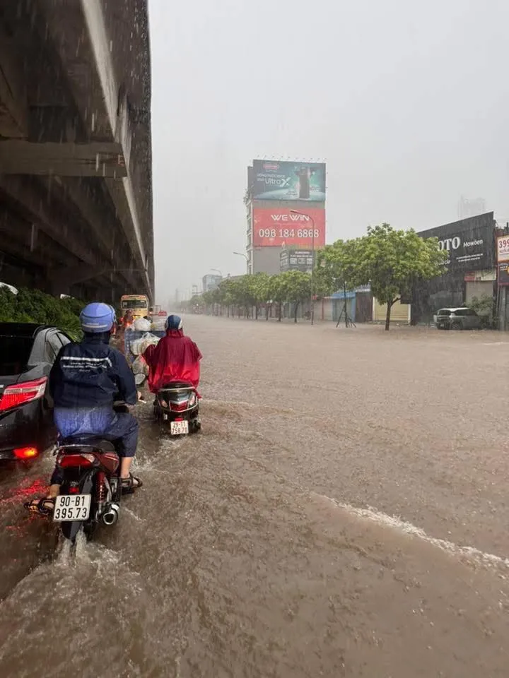 Đường Nguyễn Trãi biến thành sông 538360008_1338242088303627_8541696579395829447_n.jpg