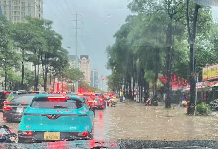 Phố Mễ Trì ùn tắc do ngập lụt 539239531_3961048954109503_2727908377510525962_n.jpg