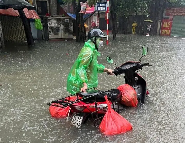 Người dân vất vả di chuyển vì đường bị ngập sâu 539562975_1338242084970294_2414741023995739880_n.jpg