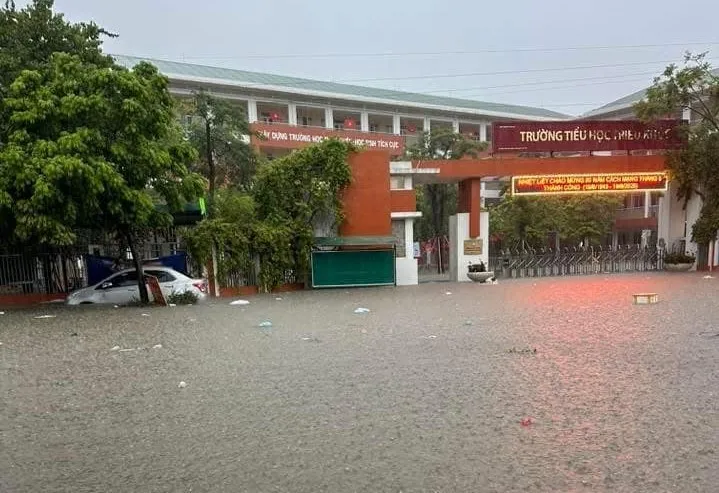 Khu vực Trường Tiểu học Triều Khúc mênh mông nước 539771634_24977123848571700_577727650914809689_n.jpg