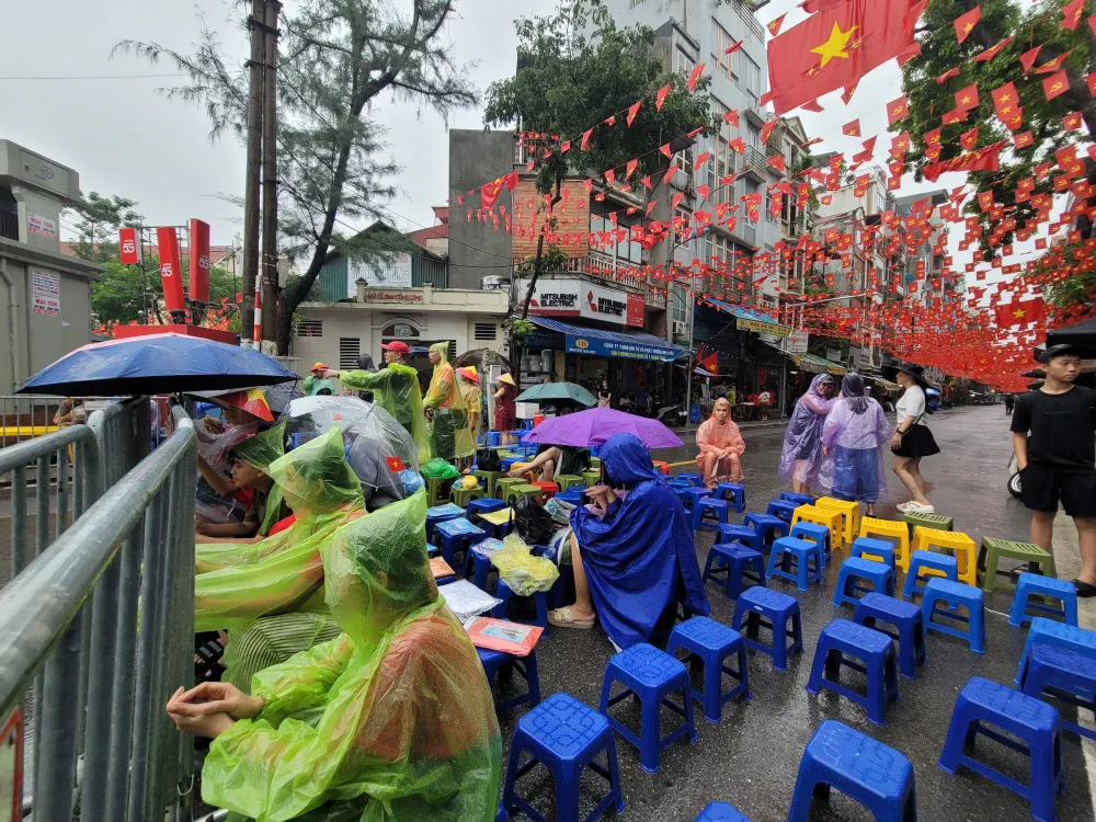 Một điểm cho thuê ghế ngồi xem diễu binh, diễu hành tại đầu phố Hàng Cháo giao với đường Nguyễn Thái Học và Hùng Vương. Ảnh: QUỐC KHÁNH 20250827_095127.jpg