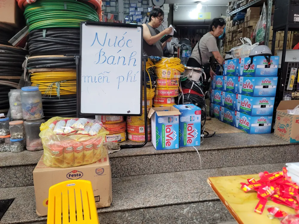 Một hộ dân trên phố Hàng Cháo tổ chức phát miễn phí nước uống và bánh mì phục vụ bà con xem sơ duyệt diễu binh, diễu hành. Ảnh: QUỐC KHÁNH 20250827_095255.jpg