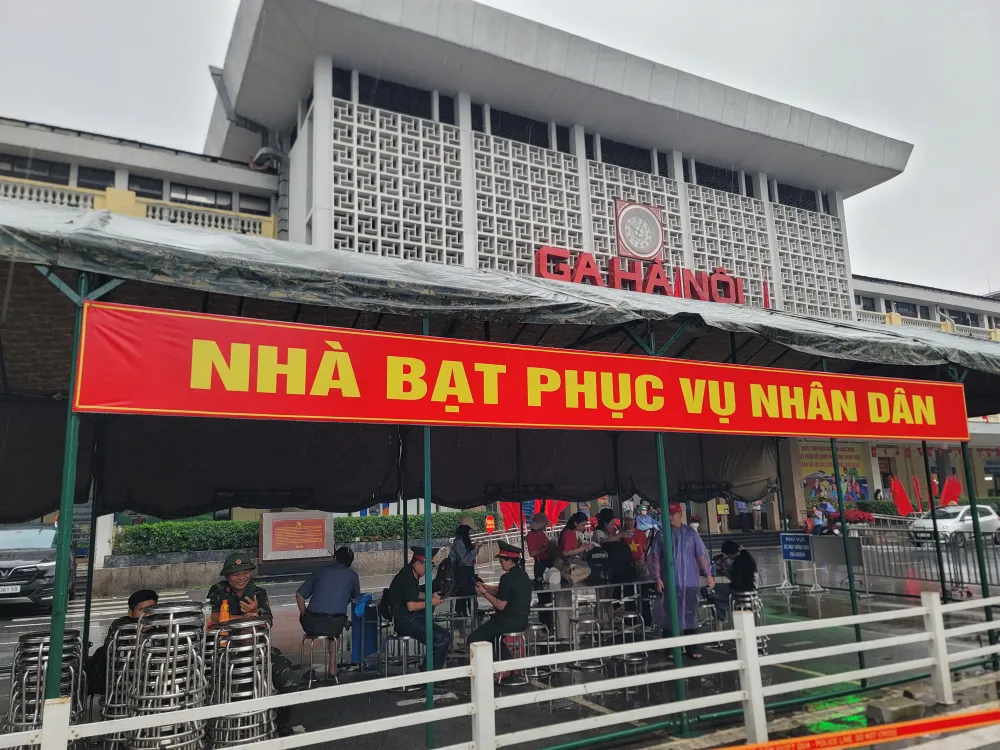 Khu vực nhà bạt trên đường Lê Duẩn phía trước Ga Hà Nội được dựng lên để phục vụ người dân chờ xem diễu binh, diễu hành. Ảnh: QUỐC KHÁNH 20250827_100242.jpg