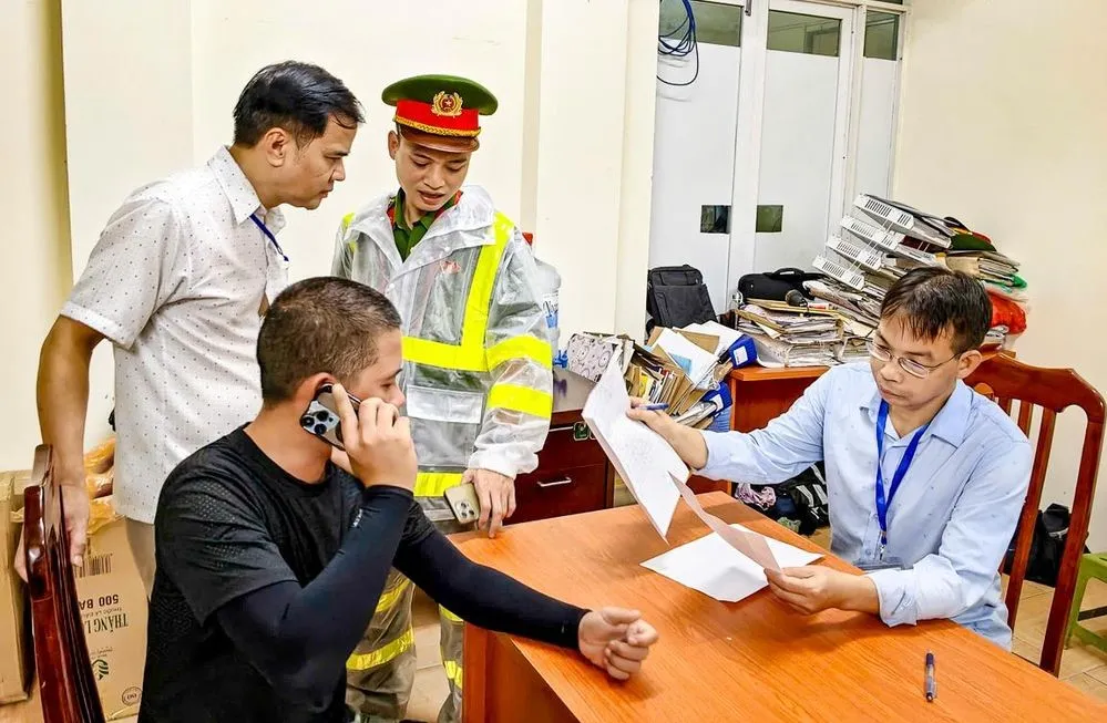 Lực lượng chức năng phường Ba Đình lập biên bản xử lý cá nhân lập bãi trông giữ xe trái phép 3 (2).jpg